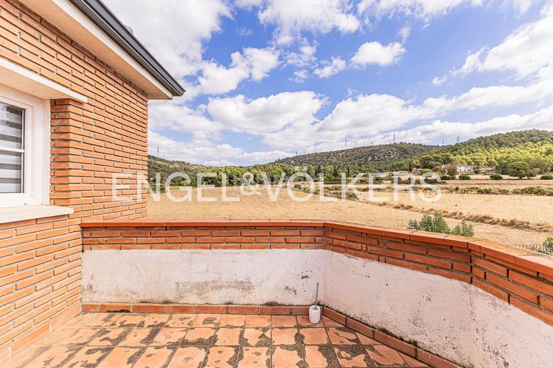Foto fe3f7d28-a618-4a52-9881-e5bbf14cfa5c. Casa  de ensueño con piscina y vistas a los viñedos en Begues