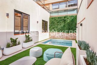 Casa adossada a Sagrada Família. Impresionante piso con jardín y piscina junto a la sagrada famil