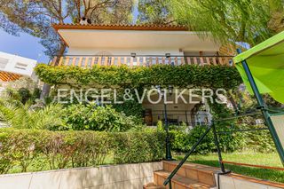 Casa adossada a La Mora. Amplia y luminosa casa en zona residencial de tarragona