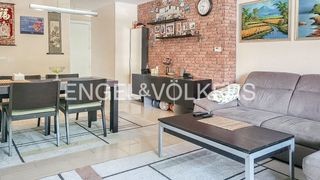 Location Appartement à Gava Mar. Elegante apartamento con piscina y vistas verdes en gavà mar, a
