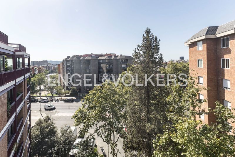 Foto 5aa7b234-7a1b-4e20-b194-1bbfe88898a6. Àtic amb calefacció aparcament piscina a Tres Torres Barcelona