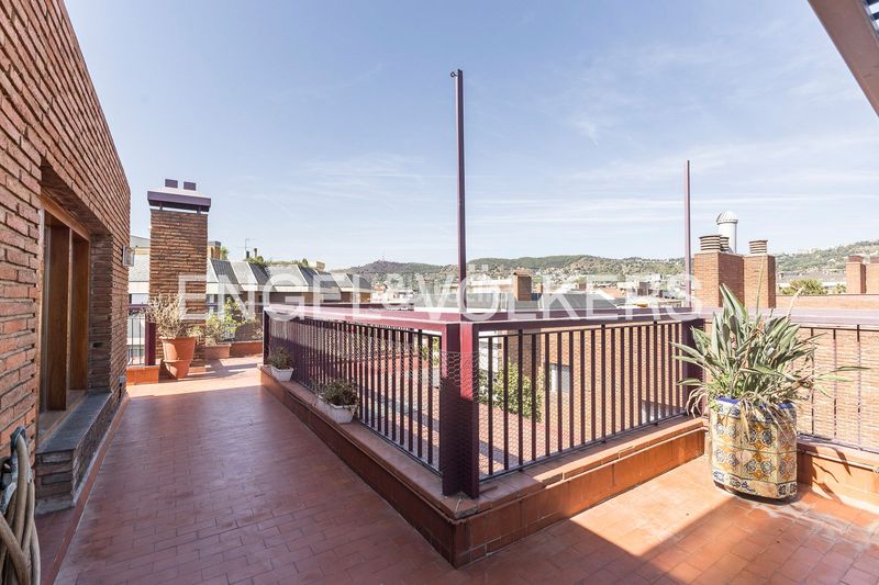 Foto a13e0f83-4a2d-4fcf-b6b9-5b692d6d9e9a. Àtic amb calefacció aparcament piscina a Tres Torres Barcelona