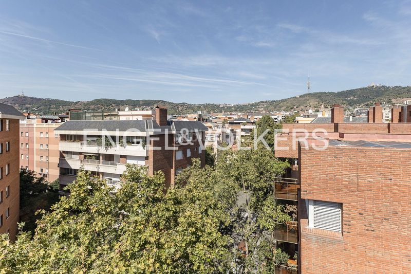 Foto aafc0bb3-8684-49f8-81ed-072b3f2bfe57. Àtic amb calefacció aparcament piscina a Tres Torres Barcelona