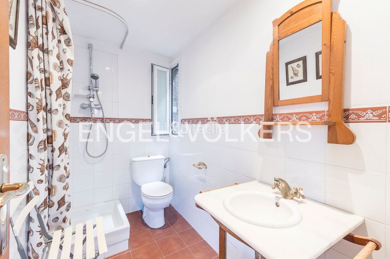 Foto b40dabca-7555-4390-9018-d2c826ad2081. Àtic amb calefacció aparcament piscina a Tres Torres Barcelona