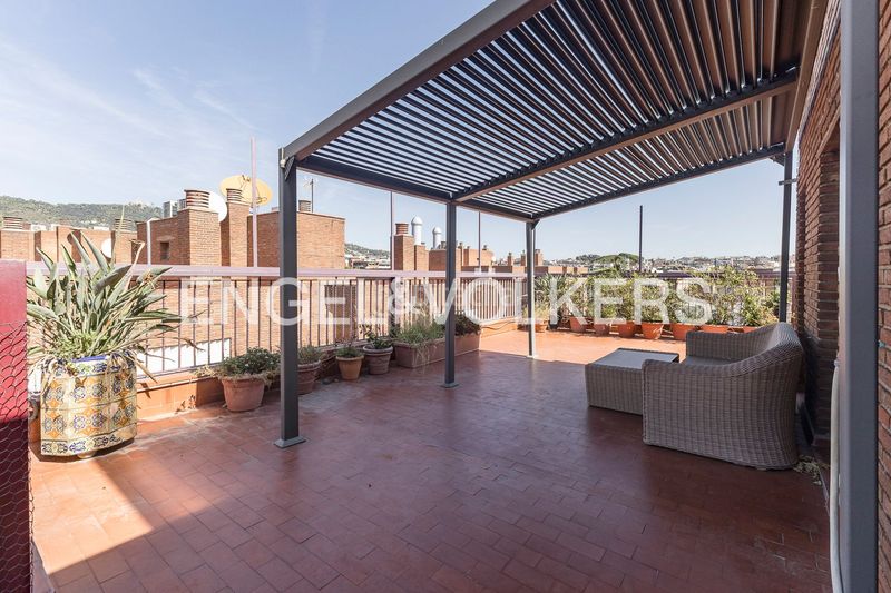 Foto dabdd0c8-c7e6-4323-9659-240a92b21376. Àtic amb calefacció aparcament piscina a Tres Torres Barcelona