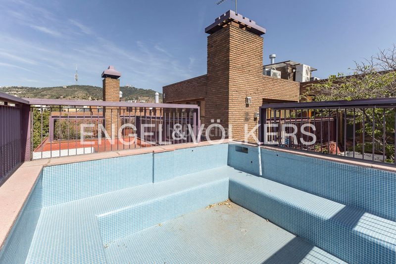 Foto dd60627b-8fa5-401e-a670-f42673a26b1d. Àtic amb calefacció aparcament piscina a Tres Torres Barcelona
