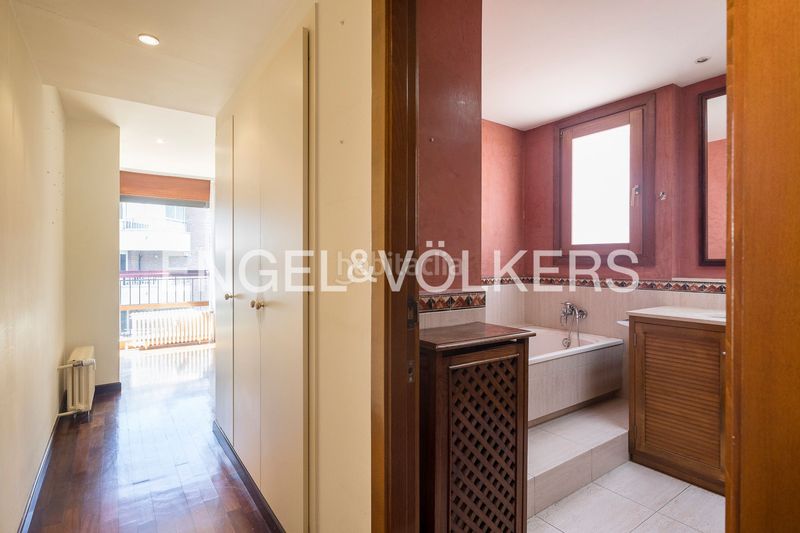 Foto f534330f-467c-45b9-b1cc-cfbaf7b2ee6a. Àtic amb calefacció aparcament piscina a Tres Torres Barcelona