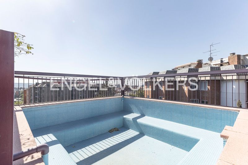 Foto f83170f6-394c-49a6-9bda-55419914e7c3. Àtic amb calefacció aparcament piscina a Tres Torres Barcelona
