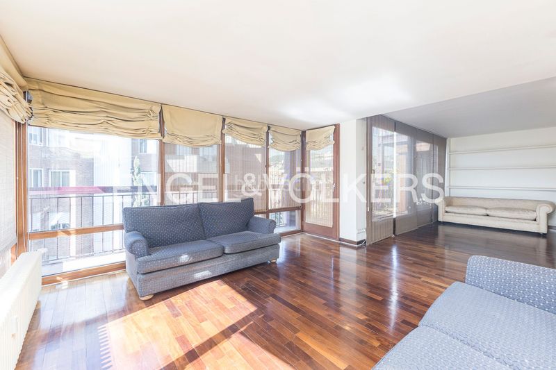 Foto fac32227-2e13-43e6-bb77-bf2ca07a3b9c. Àtic amb calefacció aparcament piscina a Tres Torres Barcelona