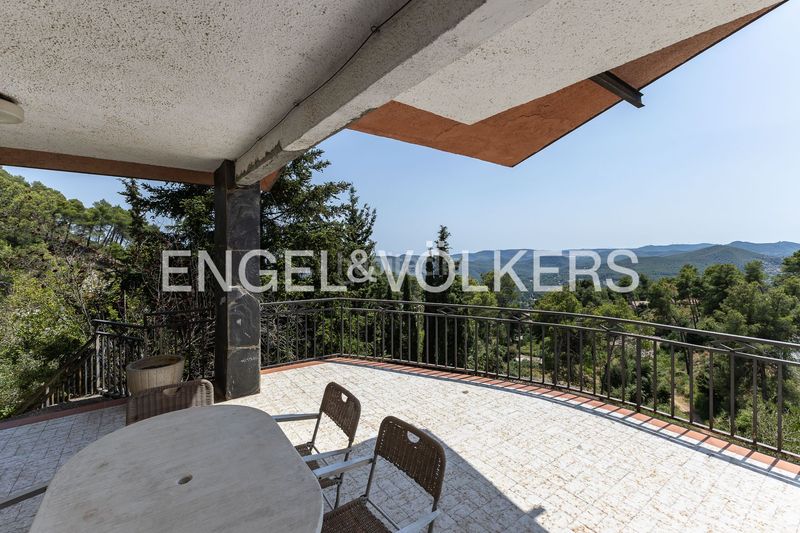 Foto b71250ed-6e33-49bd-9d5a-f1a952dd8cbe. Casa amb calefacció aparcament a Corbera de Llobregat