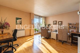 Flat in Centre. Céntrico piso con parking y zona comunitaria con piscina