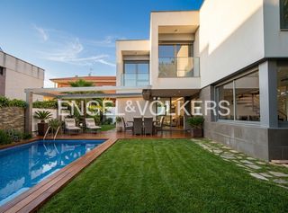 Chalet  Carrer dels estornells. Villa mediterránea con ascensor