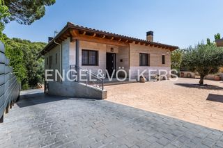 Casa in Castellnou-Can Mir-Can Solà. Tranquilidad y entorno natural a 25 minutos de barcelona villa i