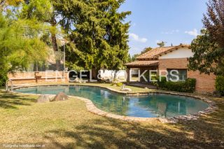 Haus in Tona. Chalet en zona privilegiada de tona con jardín, piscina y frontó