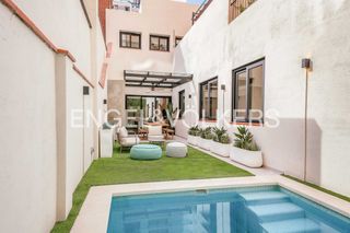 Flat in Sagrada Família. Impresionante piso con jardín y piscina junto a la sagrada famil