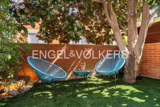Casa adossada a Serraparera. Elegante residencia con piscina comunitaria y  jardín privado