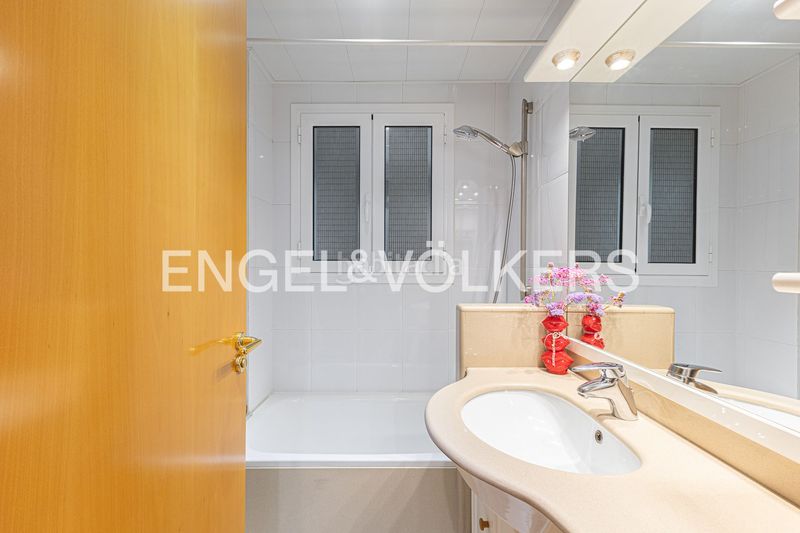 Foto 4d572bd8-304c-485e-ae1a-5d37b2c2c127. Pis amb calefacció a Barri de les Corts Barcelona