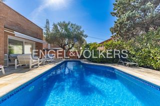 Casa in Matadepera. Casa con piscina privada en drac park, uno de los entornos más e