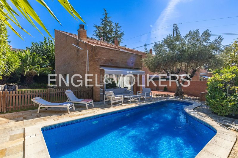 Foto 8e1957f2-339c-4162-8ef7-c83de5ffc095. Casa amb aparcament piscina a Matadepera