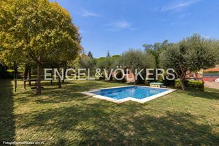 Haus in Llinars del Vallès. Exclusiva casa independiente en una planta con jardín, piscina y