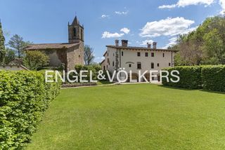 Masia a Sant Feliu de Pallerols. Impresionante masia del siglo xii