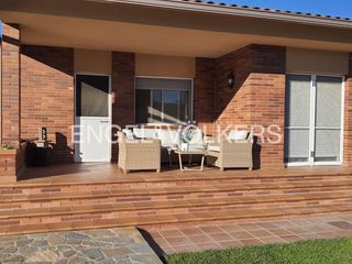 House in Bigues i Riells del Fai. Exclusiva casa de obra vista con privacidad y gran parcela en bi