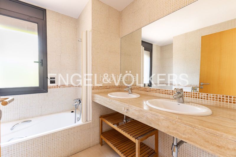 Foto 0ee538c7-6ad3-47b1-b31a-2e86c0ab2e06. Casa amb calefacció aparcament a Roca del Vallès (La)