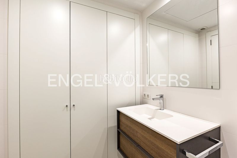 Foto 1cfd7f5a-c957-4f34-b1c2-4d35fd87fd69. Piso exclusiva vivienda reformada con vistas panorámicas al port vell en Barcelona