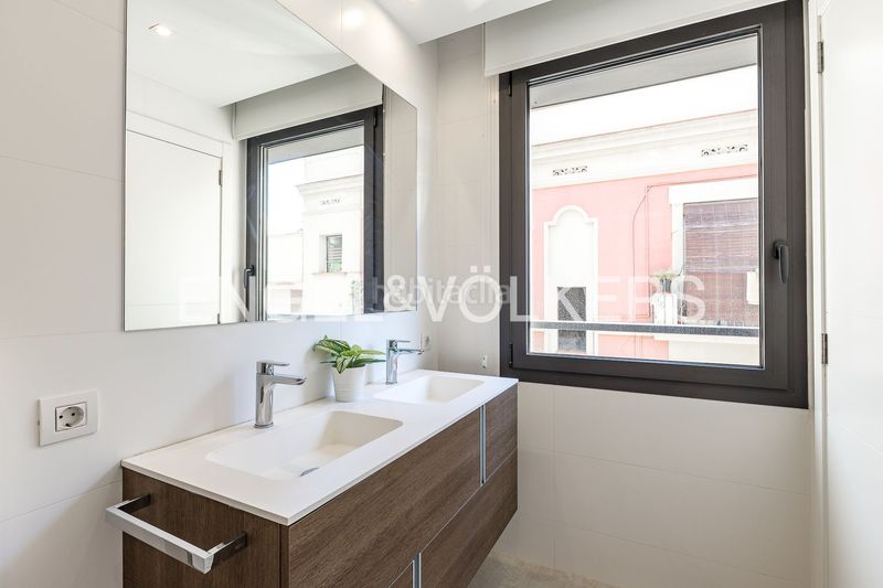 Foto ba077d90-625b-49bd-8112-3fc6a27bd41f. Piso exclusiva vivienda reformada con vistas panorámicas al port vell en Barcelona