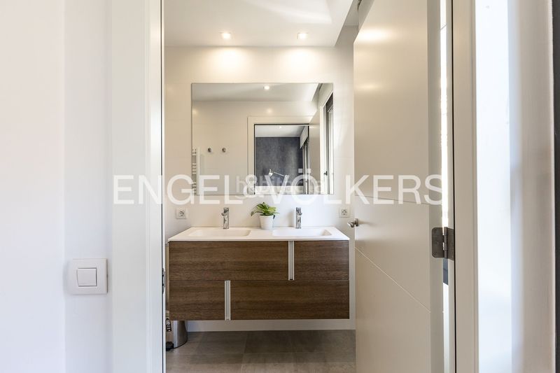 Foto c0f19b7d-93cb-4394-b1bb-01006d51771c. Piso exclusiva vivienda reformada con vistas panorámicas al port vell en Barcelona