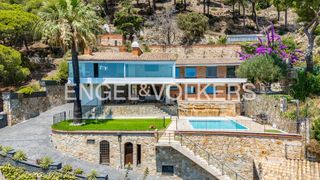 House in Cabrils. Casa de diseño con vistas panorámicas al mar en cabrils