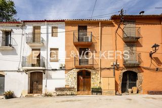 Casa adossada a Sant Esteve Sesrovires