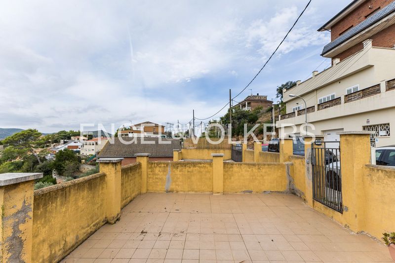 Foto 1bf0e0b9-6d52-46af-90e0-41d11c1d85d5. Casa amb calefacció aparcament a Torrelles de Llobregat