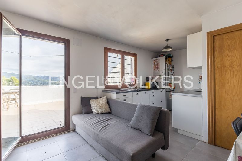 Foto e72a5525-676f-4ff8-b364-589e07cd1d12. Casa amb calefacció aparcament a Torrelles de Llobregat