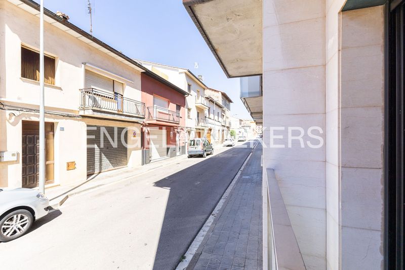 Foto d37ba1bd-994e-4556-9b02-da603dc06fd7. Planta baixa amb calefacció aparcament a Manlleu