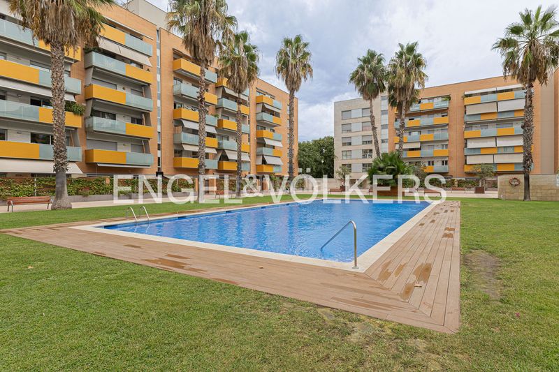 Foto 2c4b2729-d9c6-42f1-aa8d-2a7fdfe77aa2. Lloguer pis amb calefacció aparcament piscina a La Vila Olímpica del Poblenou Barcelona