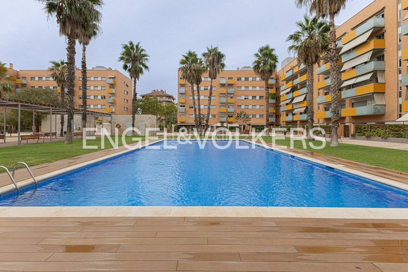 Foto a57bffb0-fe6a-4aeb-a7ad-fe548a3ed150. Lloguer pis amb calefacció aparcament piscina a La Vila Olímpica del Poblenou Barcelona