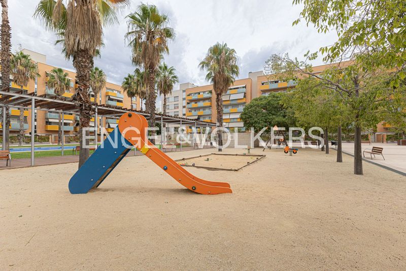 Foto f285bf4e-6834-4c5f-8083-3bd8b6bef94d. Lloguer pis amb calefacció aparcament piscina a La Vila Olímpica del Poblenou Barcelona