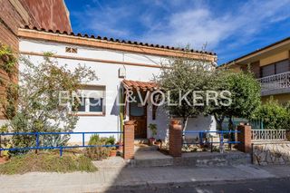 Maison à Calaf. Casa amb caràcter, espais ben distribuïts i pati privat a calaf