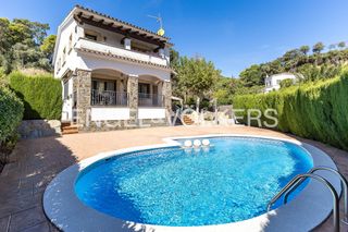 Casa a Cabrera de Mar. Casa unifamiliar con piscina y jardín en el centro de cabrera de
