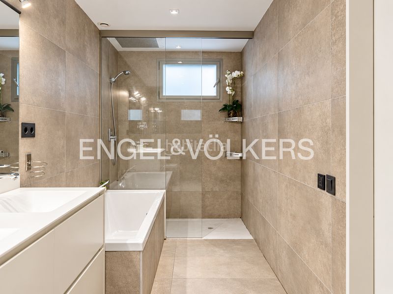 Foto 5f8e0ba4-518b-4a9c-bde5-f81816e9b9fd. Casa amb calefacció aparcament piscina a Sarrià Barcelona