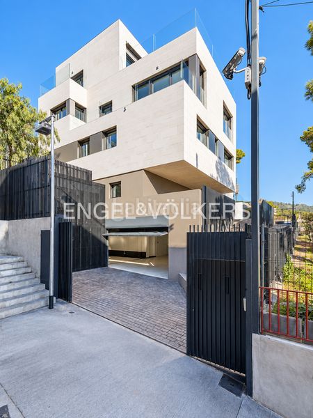 Foto 951e43c2-2648-419e-8ff2-28c5a8b606fd. Casa amb calefacció aparcament piscina a Sarrià Barcelona