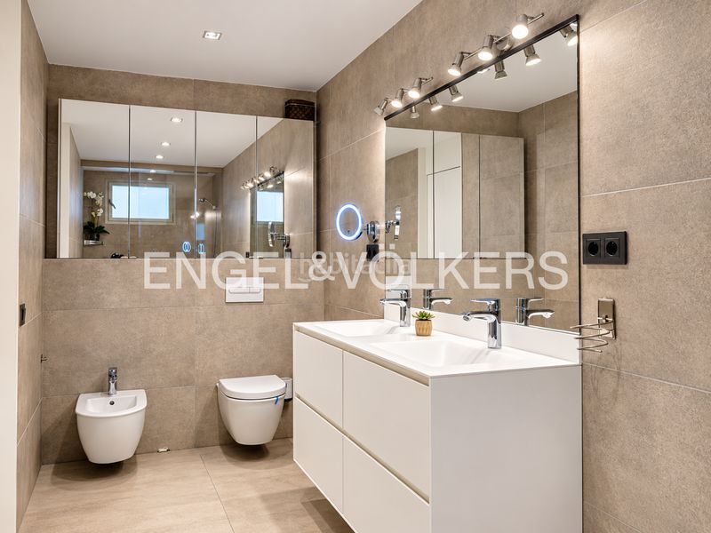 Foto d2098b50-8650-4960-8e64-0c8015d99fff. Casa amb calefacció aparcament piscina a Sarrià Barcelona