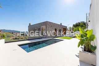 Casa a Sant Cebrià de Vallalta. Casa de diseño a estrenar con piscina y vistas al mar