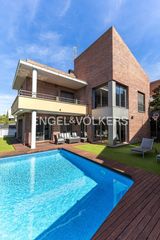 Casa in Centre Vila. Exclusiva casa con piscina, luz y confort en una de las mejores