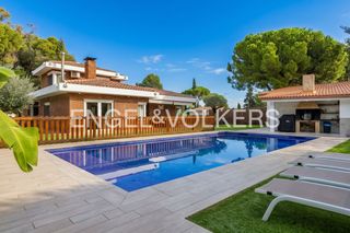 House in Bellaterra. Elegante casa de diseño  con piscina y jardín llano en bellaterr