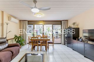Casa adossada a Canovelles. Exclusiva casa de gran potencial con terraza privada y local com
