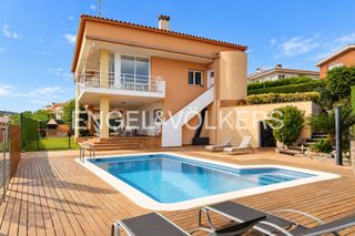 Maison à Urbanitzacions. Casa unifamiliar con piscina, vistas al mar y 2 viviendas en san
