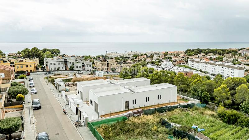 Foto c54024a8-c7f3-4b34-af53-585fb75b5418. Promozione D-0461B2 Viviendas unifamiliares con vista despejadas al mar in Coma-ruga. Abitazioni di nuova costruzione