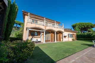 Xalet a Caldes dEstrac. Expectacular chalet de lujo con jardn y piscina privada